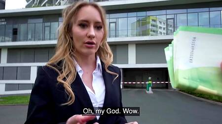 Офисная работница ебется за деньги во время перерыва