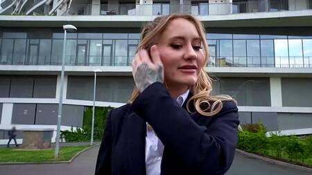 Офисная работница ебется за деньги во время перерыва