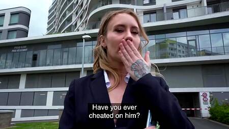 Офисная работница ебется за деньги во время перерыва