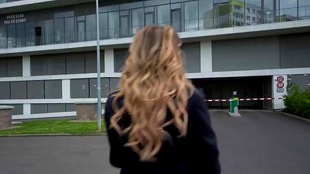 Офисная работница ебется за деньги во время перерыва