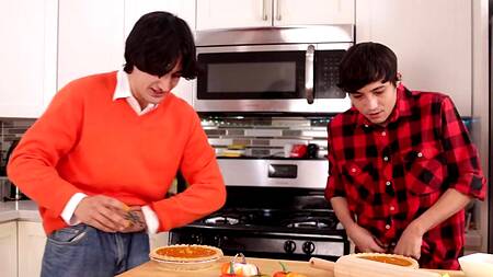 Сделали день благодарения незабываемым, отдавшись пасынкам