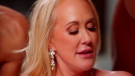 Возраст не мешает зрелой блондинке ебаться с толпой негров