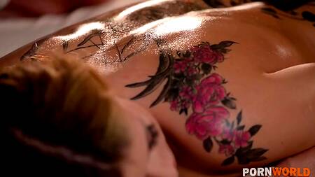 Слабая на передок жена трахнулась с массажистом и мужем