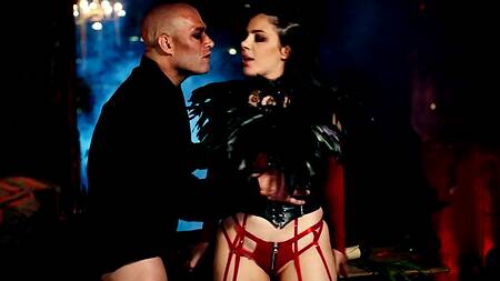 Красотка Валентина Наппи в порно пародии с анальным сексом