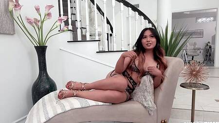 Красивая азиатка с сочной попкой наслаждается сексом