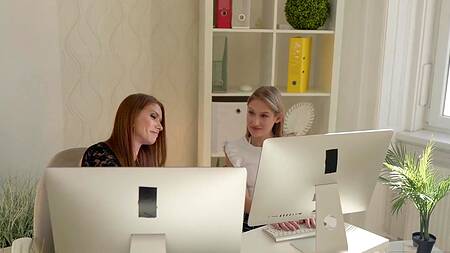 Две красотки в офисе не против, чтобы бос к ним приставал