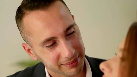 Две красотки в офисе не против, чтобы бос к ним приставал