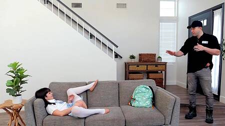 Пришел к другу в гости, а его дочка ублажает себя анальной мастурбацией