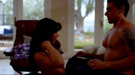 Загорелой жене с висячими сиськами хочется секса