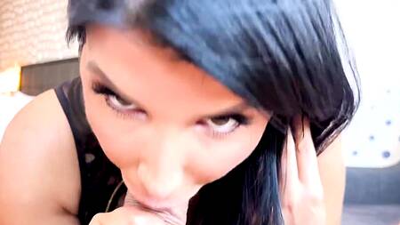 Снял номер в отеле и развлекается там с сочной милфой