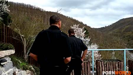 Подстроила преступление, чтобы трахнуться с черными полисменами