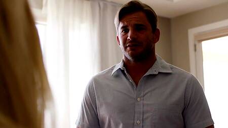 Парень трахает белокурую красотку и любимую секс куклу