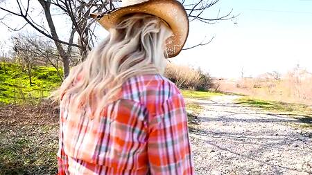 Милфа в коротких шортах соглашается отдаться пикаперу