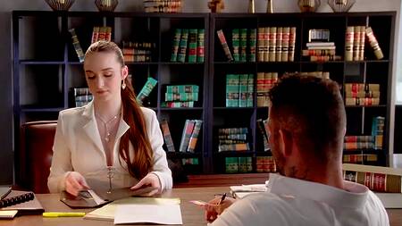 Показывает резюме и соблазняет начальника на анальный секс