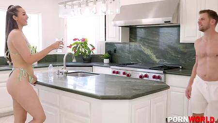 Жопастая красотка разработала очко и позвала чистильщика бассейна