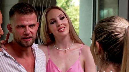 Босс у себя в кабинете трахает во все щели трех работниц