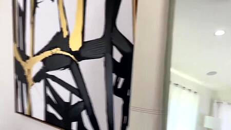 Кудрявая блондинка в розовой сетке хочет жесткой ебли