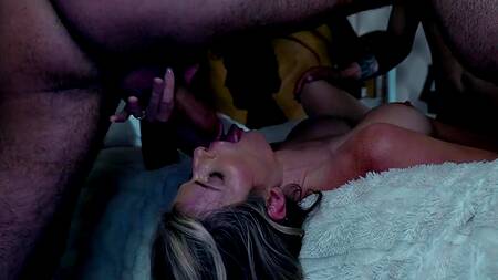 Застал жену за еблей с пасынком и присоединился