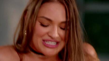 Повел красотку в кино, а она начала сосать черный член