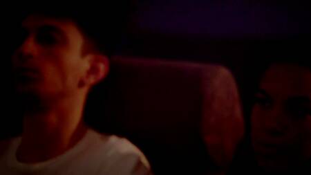 Повел красотку в кино, а она начала сосать черный член