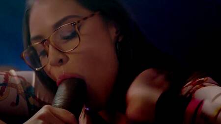 Повел красотку в кино, а она начала сосать черный член