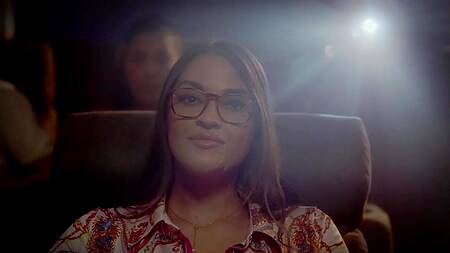 Повел красотку в кино, а она начала сосать черный член