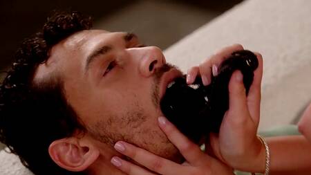 Повел красотку в кино, а она начала сосать черный член