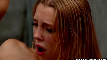 Белокурая подруга жены присоединяется к мужику в душе