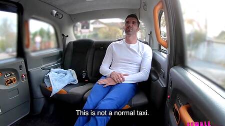 Красивая таксистка в высоких сапогах соблазняет пассажира