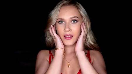 Красотка взяла с собой на свидание дилдо, чтобы разработать попку