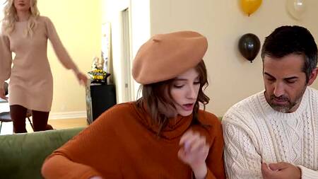 Пока жена не видит, мужик развлекается с милой падчерицей