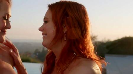 Негр доставил торт и трахнул именинницу и её подругу