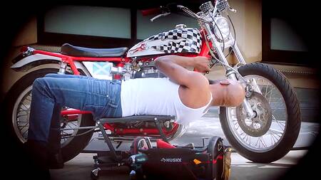 Негр доставил торт и трахнул именинницу и её подругу