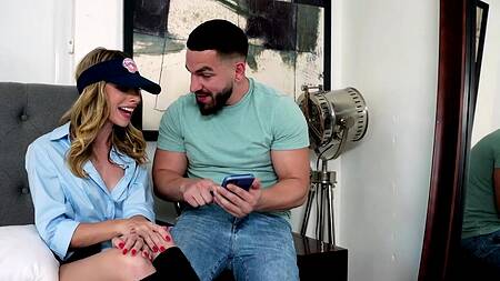 Не только доставляет секс игрушки, но и трахается с парой