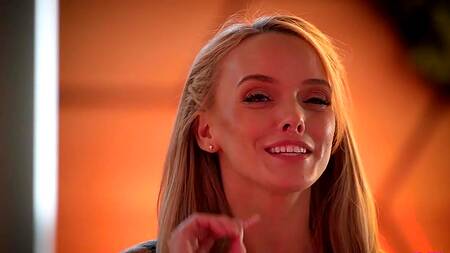 Рыженькая сводная сестра с косичками хочет на член братика