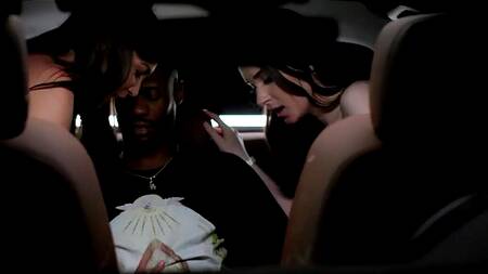 Богатые телки на дорогой машине подцепили негра на ЖМЖ