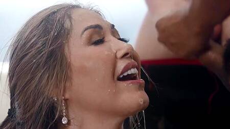 Мужу нравится смотреть как жена сосет члены футбольной команды