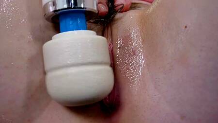 Красотка в масле кончает от вибратора перед сексом