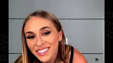 Красотка с большими натуральными сиськами развлекается с негром