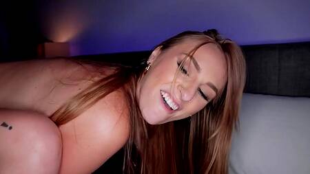 Красотка с большими натуральными сиськами развлекается с негром