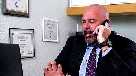 Рыжая худышка трахается с парнем в дорогой машине отца