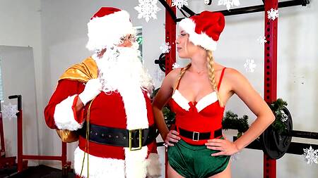 Тренер  в образе Санты трахает блондинку в спортзале