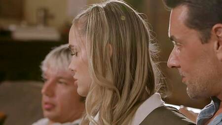 Оделась как скаут и соблазнила отчима с его братом