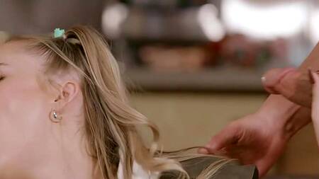 Оделась как скаут и соблазнила отчима с его братом