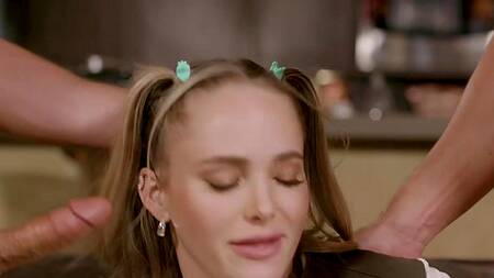 Оделась как скаут и соблазнила отчима с его братом