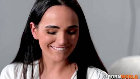 Красотка не может удержаться, она хочет трахнуться с парнем подруги