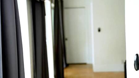 Черная красотка в кожаной портупее пробует быть секс рабыней