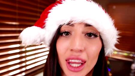 Мачеха на новый год дарит свой ротик и влажную пизду