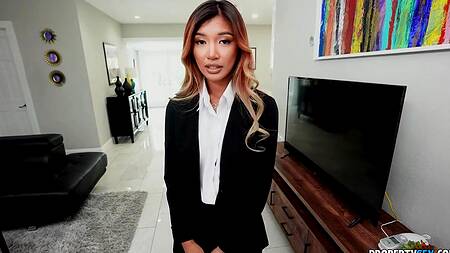 Азиатка работает риелтором и иногда трахается с клиентами