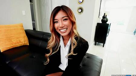 Азиатка работает риелтором и иногда трахается с клиентами